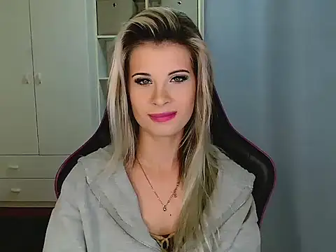 Snapshot of KristineGlow chatting on December 18, 2025, 7:13 am KristineGlow online show from December 18, 2025, 7:13 am