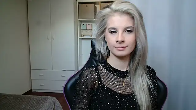 KristineGlow online show from May 25, 2026, 6:23 am