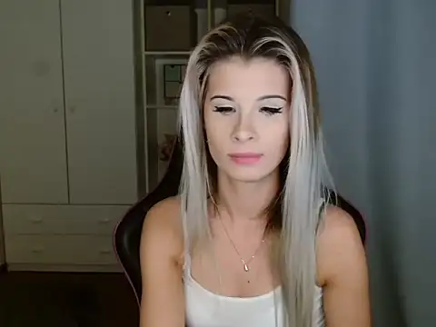 Snapshot of KristineGlow chatting on December 4, 2025, 4:50 pm KristineGlow online show from December 4, 2025, 4:50 pm