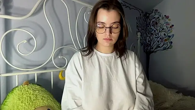 HoneyMist online show from September 18, 2025, 6:22 pm