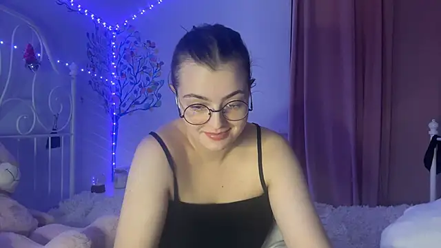 HoneyMist online show from October 28, 2025, 6:18 pm