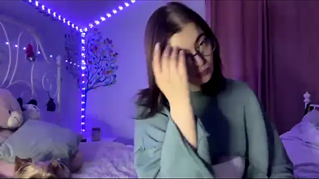 HoneyMist online show from October 5, 2025, 4:09 pm