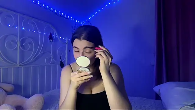 HoneyMist online show from October 4, 2025, 6:09 pm