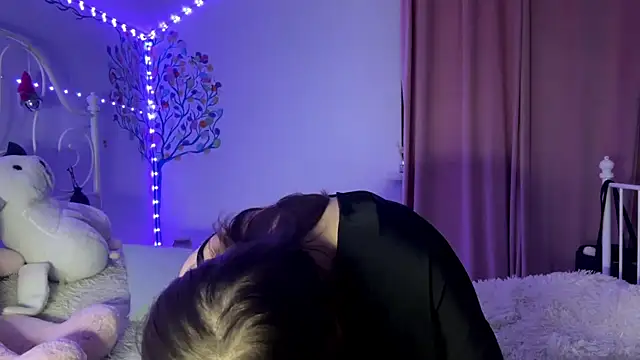 HoneyMist online show from October 8, 2025, 6:08 pm