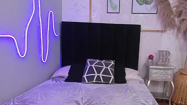 DaisySnugs1 online show from September 10, 2025, 12:37 pm