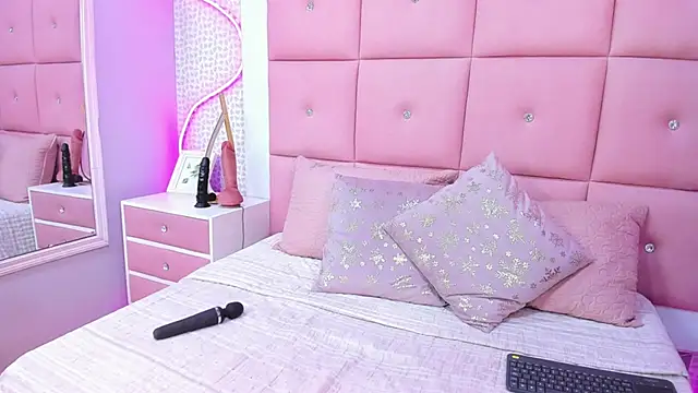 DaisySnugs1 online show from November 8, 2025, 11:58 am