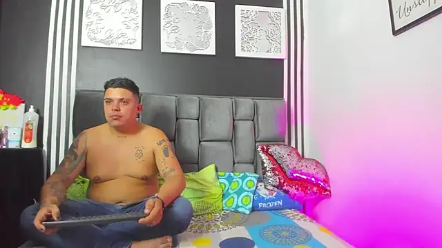 Hornycouple Hot online show from November 12, 2025, 7:51 pm