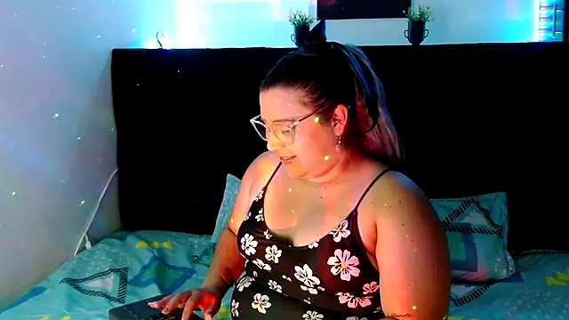 Snapshot of EmmaTower chatting on September 8, 2025, 7:24 pm EmmaTower online show from September 8, 2025, 7:24 pm