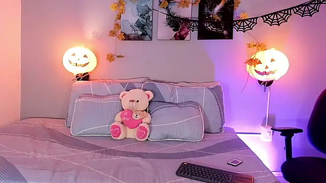 KimTayloor1 online show from October 31, 2025, 7:32 pm