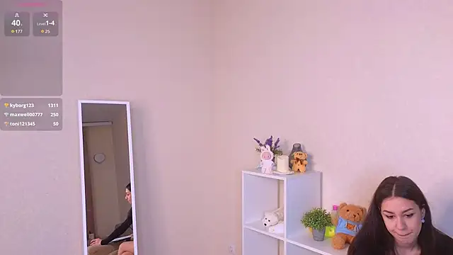 miacuteeee online show from October 19, 2025, 4:32 pm