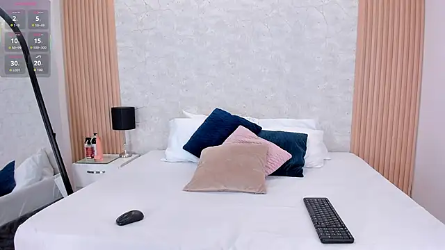 NaomyCollins   online show from September 30, 2025, 1:39 pm