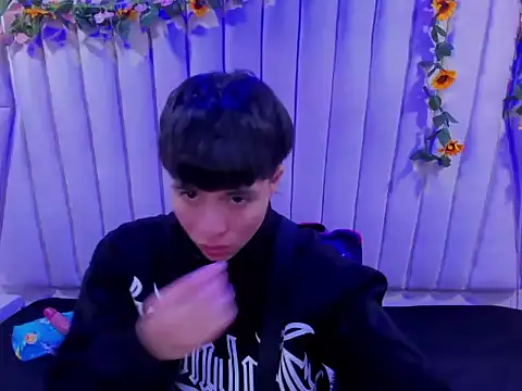 Snapshot of Bruno_Cruzz chatting on October 17, 2025, 2:04 am Bruno Cruzz online show from October 17, 2025, 2:04 am