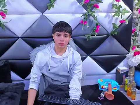 Snapshot of Bruno_Cruzz chatting on October 24, 2025, 2:43 am Bruno Cruzz online show from October 24, 2025, 2:43 am