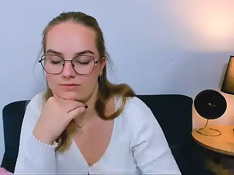 AliceCrazy69 online show from November 18, 2025, 4:10 pm