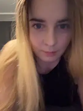 ellieen online show from November 9, 2025, 10:03 pm