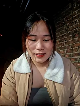 Snapshot of ALIENHR38 chatting on November 3, 2025, 1:11 am ALIENHR38 online show from November 3, 2025, 1:11 am