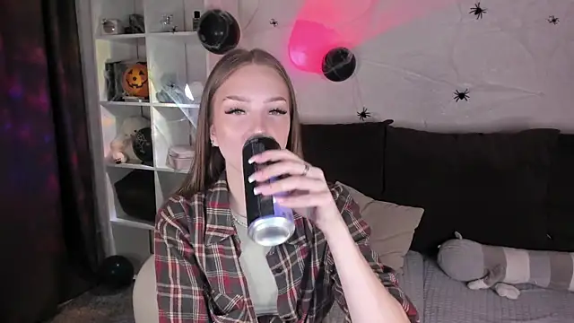 AliceLababy  online show from October 30, 2025, 4:11 am