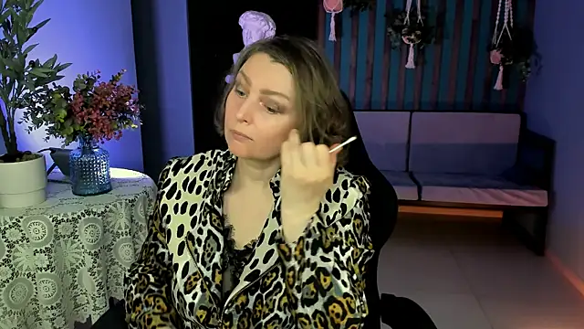 Snapshot of TiffanyBrauny chatting on October 7, 2025, 11:33 am TiffanyBrauny online show from October 7, 2025, 11:33 am
