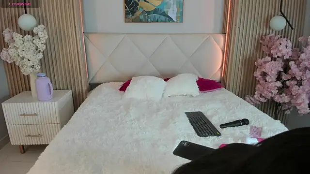 Mila Hank  online show from February 4, 2026, 12:55 pm