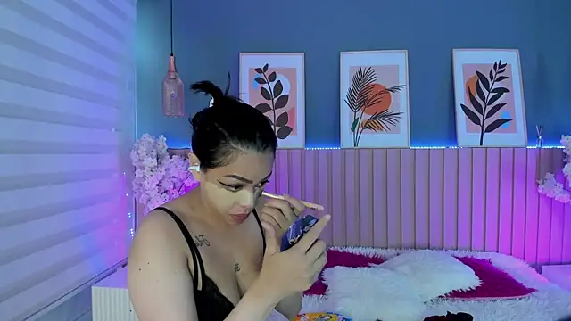Mila Hank  online show from May 6, 2026, 12:09 pm