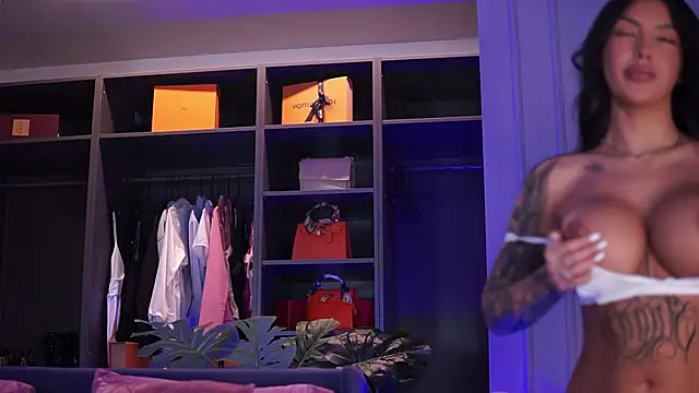 AishaaDevoe online show from September 12, 2025, 3:34 pm