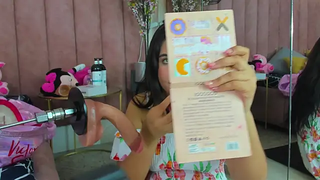 Snapshot of LizzyOlsen chatting on October 18, 2025, 9:28 pm LizzyOlsen online show from October 18, 2025, 9:28 pm