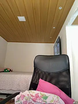 Snapshot of larajuli chatting on February 18, 2026, 2:02 pm larajuli online show from February 18, 2026, 2:02 pm