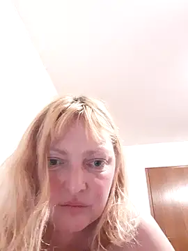 LiluLiluLilu online show from October 12, 2025, 8:43 pm