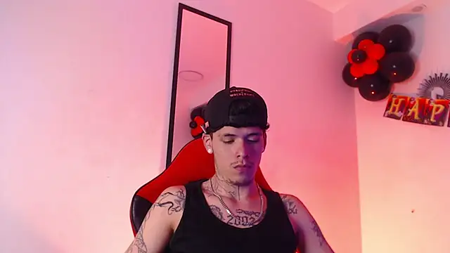 Snapshot of Anhonymus_ chatting on October 7, 2025, 10:33 pm Anhonymus online show from October 7, 2025, 10:33 pm