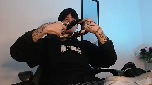 Snapshot of Anhonymus_ chatting on November 22, 2025, 8:40 pm Anhonymus online show from November 22, 2025, 8:40 pm