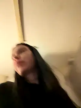 valentinalamont online show from October 9, 2025, 3:40 am