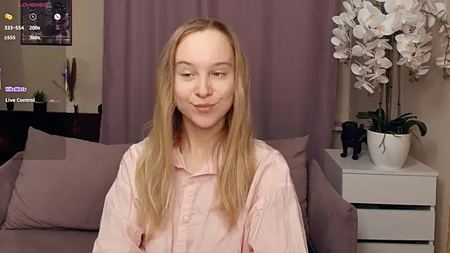 Snapshot of SoonMoor chatting on February 8, 2026, 7:00 pm SoonMoor online show from February 8, 2026, 7:00 pm