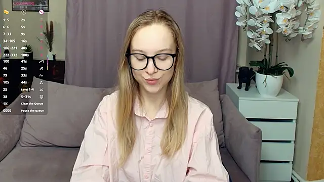 Snapshot of SoonMoor chatting on February 1, 2026, 6:50 pm SoonMoor online show from February 1, 2026, 6:50 pm