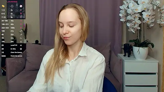 Snapshot of SoonMoor chatting on February 9, 2026, 7:56 pm SoonMoor online show from February 9, 2026, 7:56 pm