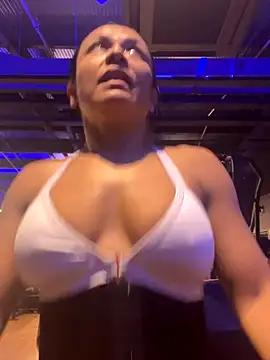 TiffanyyLam online show from October 24, 2025, 10:14 am