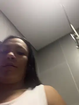 TiffanyyLam online show from November 6, 2025, 11:25 am