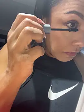 TiffanyyLam online show from September 12, 2025, 11:10 am