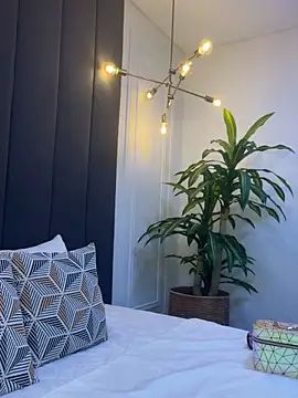 TiffanyyLam online show from October 17, 2025, 10:50 am