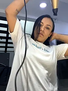 TiffanyyLam online show from October 10, 2025, 11:33 am