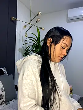 TiffanyyLam online show from October 4, 2025, 11:12 am