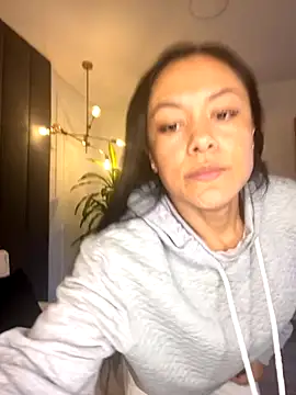 TiffanyyLam online show from November 8, 2025, 11:25 am