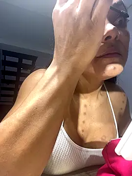 TiffanyyLam online show from September 11, 2025, 11:21 am