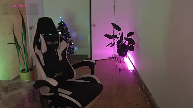 Ellyuwuw online show from December 21, 2025, 10:54 pm