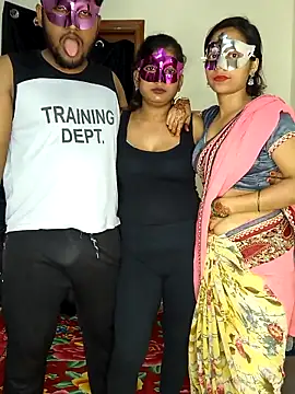 Family02 online show from September 17, 2025, 4:09 pm