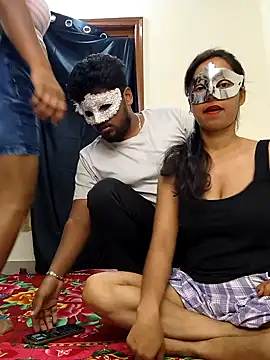 Family02 online show from September 24, 2025, 3:40 pm