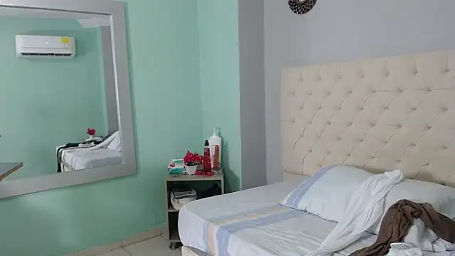 Snapshot of salome_aguilar chatting on September 25, 2025, 12:44 pm salome aguilar online show from September 25, 2025, 12:44 pm