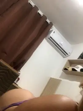 loirinhazx2 online show from November 22, 2025, 2:10 am