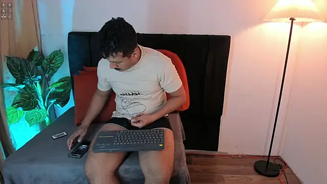 Snapshot of Misterjhons2 chatting on March 13, 2026, 12:37 am Misterjhons2 online show from March 13, 2026, 12:37 am