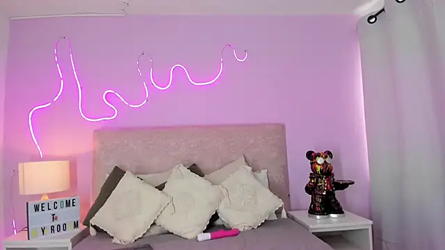 Snapshot of EmaRae1499 chatting on October 13, 2025, 7:59 pm EmaRae1499 online show from October 13, 2025, 7:59 pm