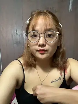Snapshot of July-y chatting on October 7, 2025, 3:07 am July-y online show from October 7, 2025, 3:07 am